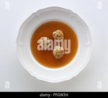 Leberknoedelsuppe, Schüssel mit Suppe, drei Knödel aus Rindfleisch, Leber gebildet Stockfoto