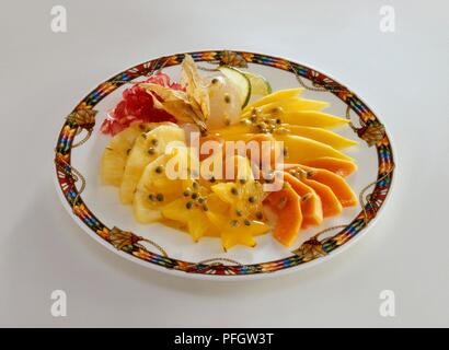 Exotischen Obstsalat serviert in Dessert Schüssel Stockfoto
