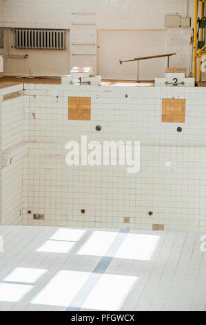 Abstrakte Komposition. Weiße Fliesen. Verlassenen Schwimmbad. Stockfoto