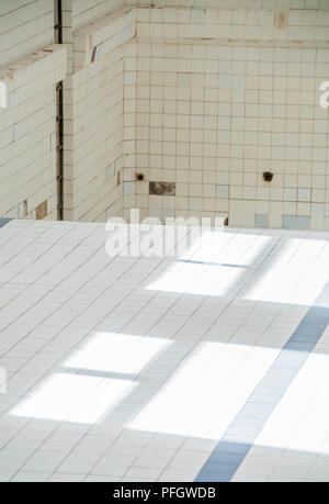 Abstrakte Komposition. Weiße Fliesen. Verlassenen Schwimmbad. Stockfoto