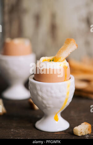 Das Eigelb fließt von gekochtes Ei auf toast Stockfoto