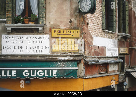 Eine Fülle von verwirrenden Zeichen in Cannaregio Stockfoto