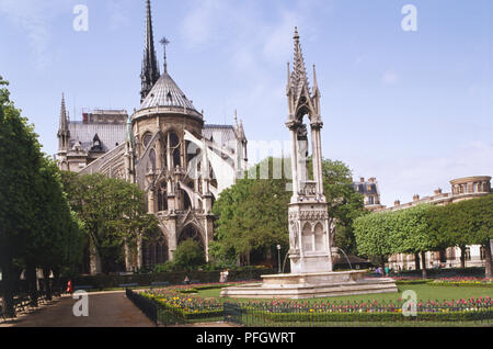 Frankreich, Paris, dem Platz du Jean XXIII. Hinter der Kathedrale Notre Dame, grünes Quadrat mit Monument in der Mitte. Stockfoto