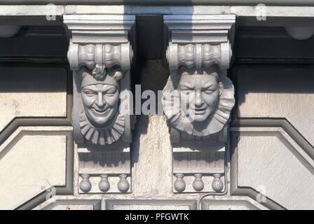 Niederlande, Amsterdam, Koninklijk Theater Carre, geschnitzten Köpfen auf der Fassade des Theaters, close-up Stockfoto