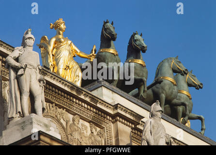 Frankreich, Paris, Quartal Tuileries, vier Pferden und vergoldeten goldene Statue des Sieges auf den Arc de Triomphe du Carrousel. Stockfoto
