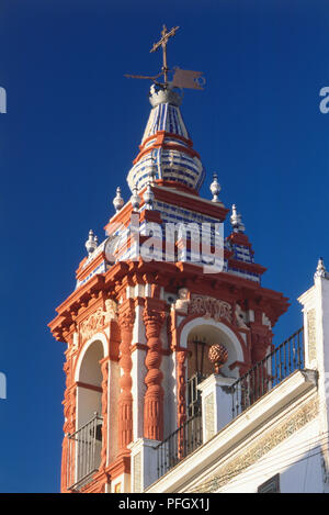 Spanien, Sevilla, Iglesia de Nuestra Senora de la O, dekorativ bemalten Stein Glockenturm der Kirche aus dem 17. Jahrhundert. Stockfoto
