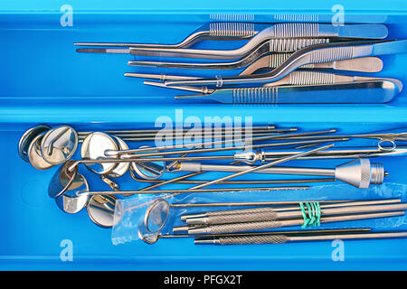 Hno-Heilkunde oder HNO-Chirurgie Instrumente in einem blauen medizinischen Feld Stockfoto