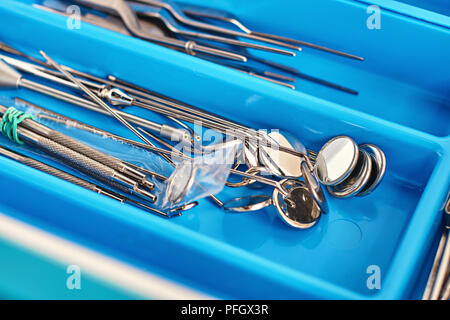 Hno-Heilkunde oder HNO-Chirurgie Instrumente in einem blauen medizinischen Feld Stockfoto