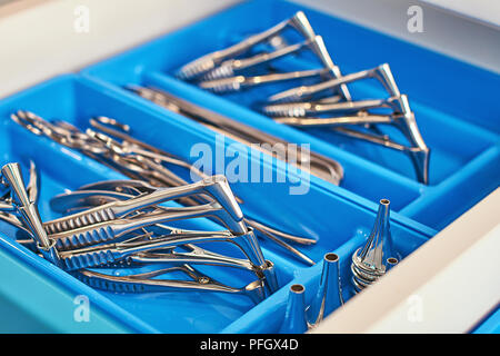 Hno-Heilkunde oder HNO-Chirurgie Instrumente in einem blauen medizinischen Feld Stockfoto