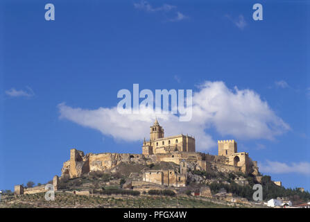 Spanien, Andalusien, maurischen Castillo de la Mota, Schloss und zerstörte Kirche auf felsigen Gipfel oberhalb Alcala la Real. Stockfoto