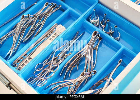 Hno-Heilkunde oder HNO-Chirurgie Instrumente in einem blauen medizinischen Feld Stockfoto