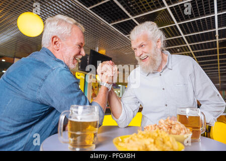 Schön angenehm im alter Mann mit einem Smartphone Stockfoto