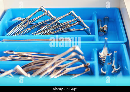 Hno-Heilkunde oder HNO-Chirurgie Instrumente in einem blauen medizinischen Feld Stockfoto