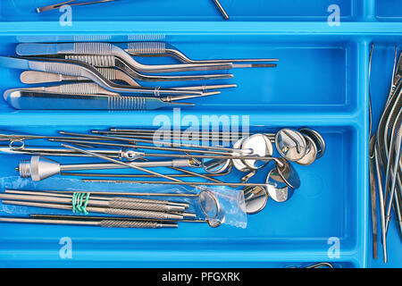 Hno-Heilkunde oder HNO-Chirurgie Instrumente in einem blauen medizinischen Feld Stockfoto