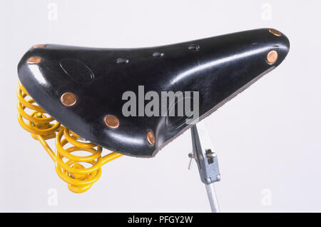 Fahrrad, Schwarz, Nahaufnahme, Farbe Bild, Hohe Betrachtungswinkel, Mountainbike, keine Menschen, Fotografie, Plastik, Seitenansicht, einzelnes Objekt, Frühling, Studio Shot, weißer Hintergrund, Gelb, Horizontal Stockfoto