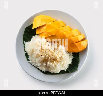 Khao niaw mamuang, ein thailändisches Gericht von geschnittenen Mango mit klebrigen Reis, serviert auf einem Blatt Stockfoto