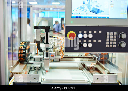 CNC-Maschine für High-speed Laser Schneiden von Metall Stockfoto