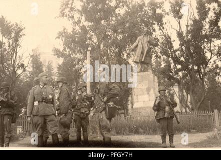 4. SS-Offizier und Soldaten unter der Statue von Lenin in Luga Stockfoto