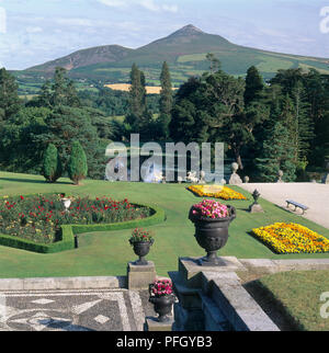 Irland, County Wicklow, Enniskerry, Powerscourt, Blick über Gärten zu große Zuckerhut Stockfoto