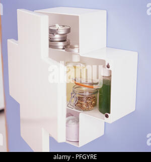 Pflanzliche Erste Hilfe Box mit verschiedenen natürlichen Heilmittel Heilung zu unterstützen. Stockfoto