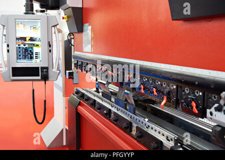 Drücken Sie Blech biegen CNC-Maschine Stockfoto