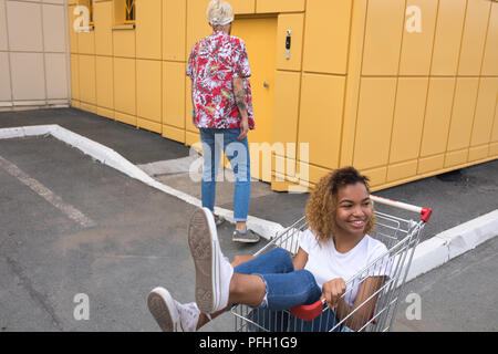 Freunde viel Spaß mit Einkaufswagen. Stockfoto