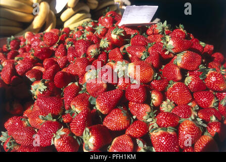 Portugal, Algarve, Loulé, Pra? Eine da Rep?blica, frischen Erdbeeren für den Verkauf auf dem Markt. Stockfoto