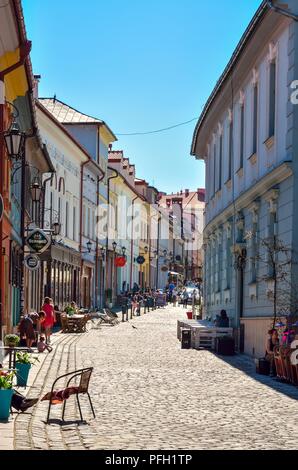 BIELSKO-BIALA, Polen - 13. MAI 2018: Gasse mit alten Mietskasernen am Marktplatz in Bielsko-Biala, Polen. Stockfoto