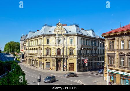 BIELSKO-BIALA, Polen - 13. MAI 2018: Alte Wohnhäuser in der Nähe von Bielsko-Biala, Polen. Stockfoto