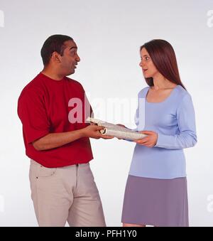 Mann, der versucht, Verzeichnis von Frau zu nehmen Stockfoto