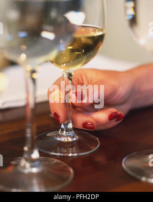 Woman's Hand mit einem Glas Wein, bis zu schließen. Stockfoto