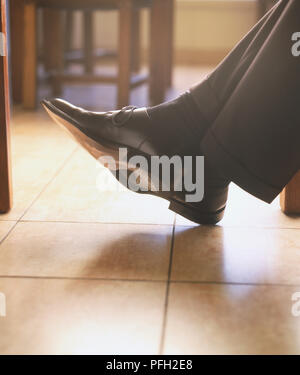 Gekreuzte Beine eines Mannes, Nahaufnahme, Seitenansicht. Stockfoto