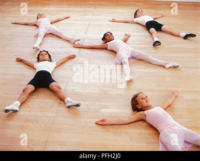 Ballett Tänzer liegend auf Studio jedes machen einen Stern. Stockfoto