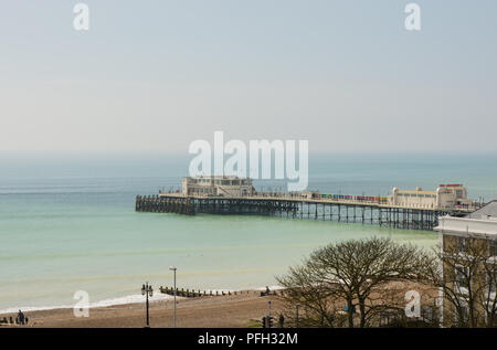 Strand und Pier in Worthing, West Sussex, England. Gesehen von oben. Stockfoto