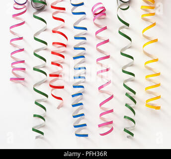 Gewelltes Papier bunte Bänder Stockfoto