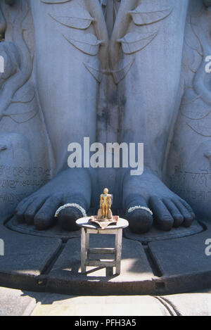 Indien, Karnataka, nr Hassan, Shravanbelgola, Lord Bahubali (Gomateshwara) Stein Statue mit Miniatur golden Replik an seinem Fuß Stockfoto