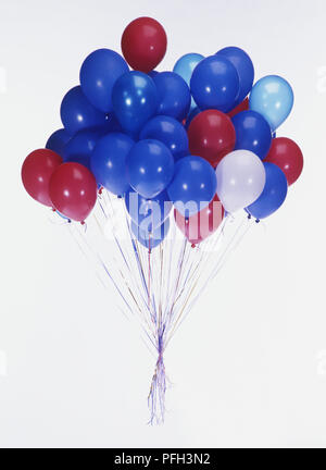 Paar blaue und rote Luftballons auf Strings Stockfoto