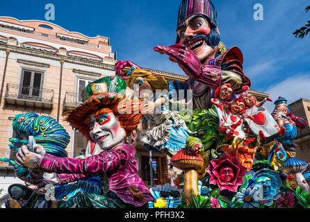 Sciacca, Agrigento, Italien, Januar, 2018. Karren mit bunten Skulpturen in der fantastischen Karneval, die jedes Jahr in Sciacca, Sizilien stattfindet Stockfoto