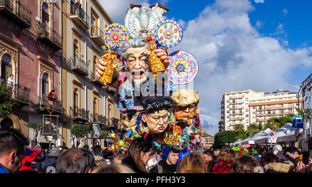 Sciacca, Agrigento, Italien, Januar, 2018. Karren mit bunten Skulpturen in der fantastischen Karneval, die jedes Jahr in Sciacca, Sizilien stattfindet Stockfoto