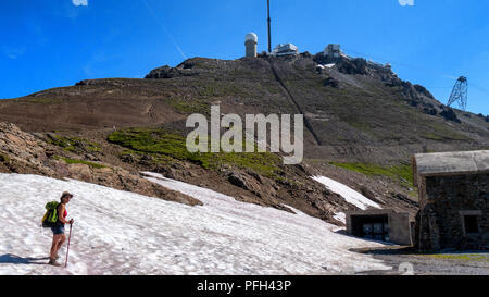 Eine Frau, die Wanderer auf den Spuren der Pic du Midi de Bigorre in den Pyrenäen Stockfoto