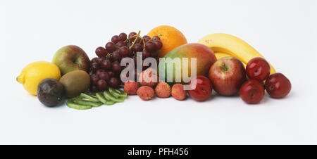 Frisches Obst, einschließlich Zitrone, Kiwi, ganz und geschnitten, Äpfel, Trauben, Orange, Mango, Litschi, Pflaumen, Bananen Stockfoto