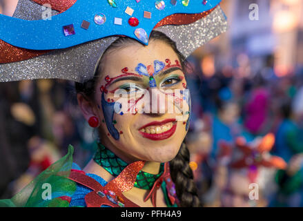 Sciacca, Agrigento, Italien, Januar, 2018. Die Teilnehmer in der bunten Karneval, der jedes Jahr in Sciacca, Sizilien stattfindet Stockfoto