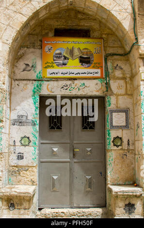 10. Mai 2018 einen schönen verzierten Tür ito eine islamische Räume in der Altstadt von Jerusalem Israel. Mit verschiedenen islamischen Symbole eingerichtet Stockfoto