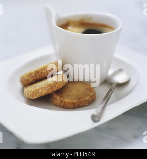 Butterkekse serviert mit Tasse schwarzen Kaffee, Nahaufnahme Stockfoto