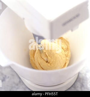 Elektrische Küchenmaschine Teig kneten Brioche Stockfoto