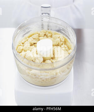 Mischung aus Eiern, Butter, Zucker und Mehl in der Küchenmaschine, hohe Betrachtungswinkel Stockfoto