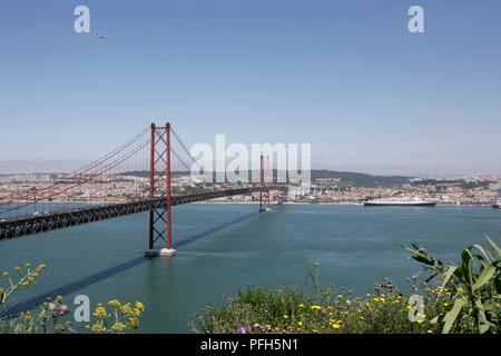 Portugal, Lissabon, Ponte 25 de Abril (25. April Brücke), Aufhängung Brücke über den Fluss Tagus Stockfoto