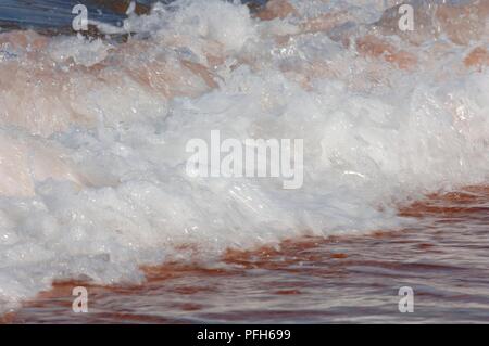 Wellen waschen oben auf Ufer, close-up Stockfoto