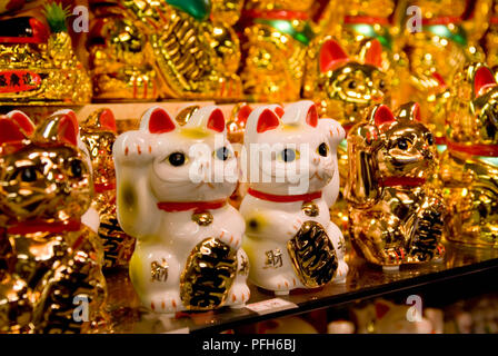 Grossbritannien, England, London, Soho, Chinatown, Zahlen der chinesischen Lucky Katzen auf Anzeige im Shop Stockfoto