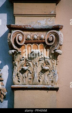 Schweiz, Kanton Graubünden, Chur, Altstadt, Bischoflicher Hof (Bishop's Palace), Korinther Kapital auf der Fassade Stockfoto